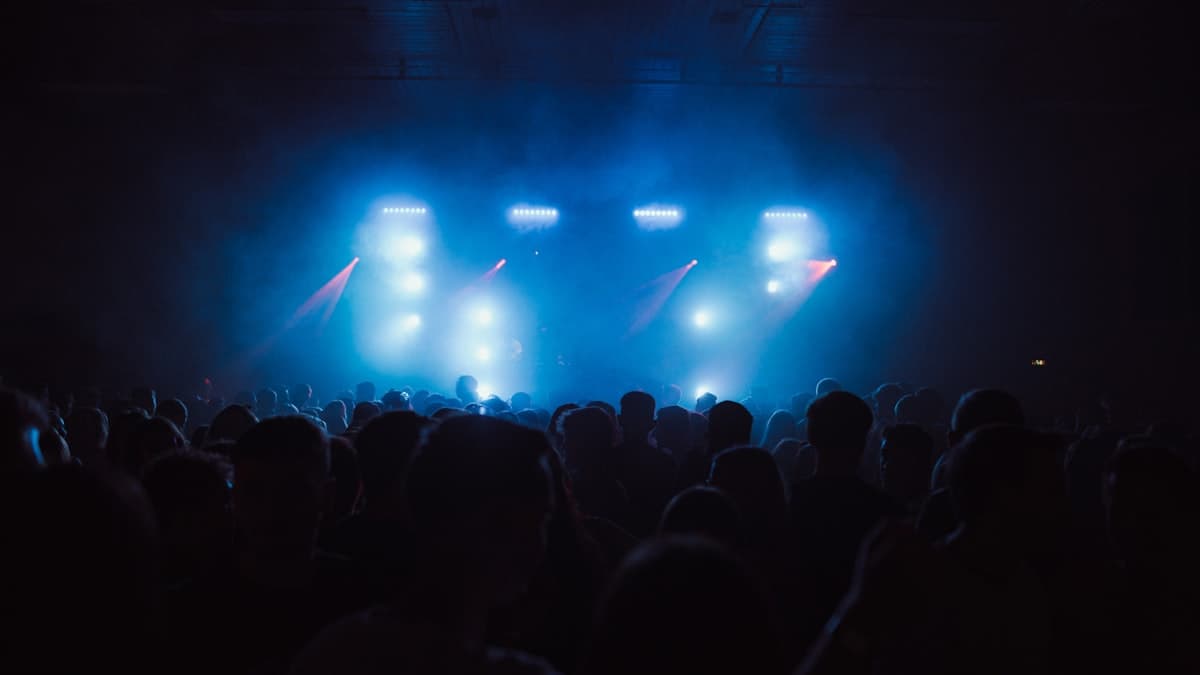 Laufey x Amazon Music — Discord Activation